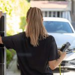 cargar coche electrico con placas solares